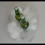 Enfriar bebidas al instante: truco del hielo y sal